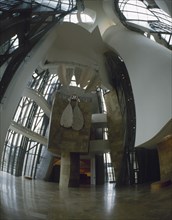 GEHRY FRANK 1929-
INTERIOR-VESTIBULO DE ENTRADA CON ESCULTURA MODERNA
BILBAO, MUSEO