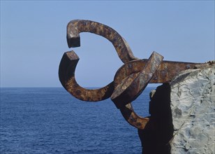 CHILLIDA EDUARDO 1924/2002
PLAZA DEL TENIS-ESCULTURAS-"PEINE DE LOS VIENTOS" EN UNA ROCA- HIERRO -