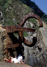 CHILLIDA EDUARDO 1924/2002
PLAZA DEL TENIS-ESCULTURAS-"PEINE AL VIENTO" EN UNA ROCA- HIERRO -