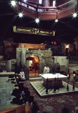 INTERIOR-CASA DE MARIA E IGLESIA CON SACERDOTE OFICIANDO MISA
NAZARET, BASILICA DE LA