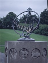 VIGELAND GUSTAV 1869/-
RELOJ DE SOL SOBRE UN PEDESTAL DE GRANITO CON RELIEVES DEL ZODIACO- S