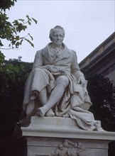 BEGAS R
ESTATUA DE ALEXANDER VON HUMBOLDT 1769-1859 FRENTE A LA UNIVERSIDAD DE HUMBOLDT
BERLIN,