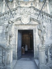 CASAS NOVOA FERNANDO ?/1751
PUERTA DE LA CRIPTA EN LA ESCALINATA DE LA FACHADA DEL OBRADOIRO-