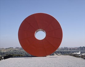 ESCULTURA CIRCULAR POLICROMADA DENOMINADA "DONUTS"
MADRID, IFEMA-PARQUE JUAN CARLOS