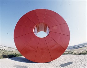 ESCULTURA CIRCULAR POLICROMADA CONOCIDA COMO "EL DONUTS"
MADRID, IFEMA-PARQUE JUAN CARLOS