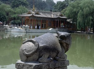 ESCULTURA ANIMAL EN EL PALACIO BALNEARIO - 644 AC
XIAN, BALNEARIO HUAQUING
CHINA

This image is