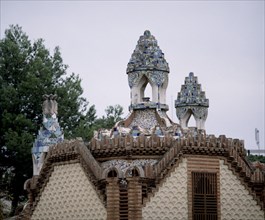 GAUDI ANTONI 1852-1926
PABELLON DE ENTRADA - LINTERNAS DECORADAS CON TRENCADIS O AZULEJO TROCEADO-