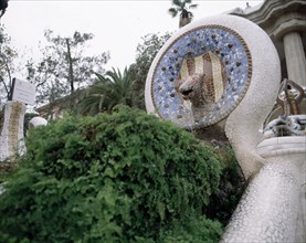 GAUDI ANTONI 1852-1926
MEDALLON CERAMICO CON EL ESCUDO DE CATALUÑA DEL QUE SURGE LA CABEZA DE UNA