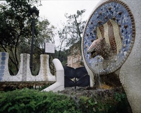 GAUDI ANTONI 1852-1926
MEDALLON CERAMICO CON EL ESCUDO DE CATALUÑA DEL QUE SURGE LA CABEZA DE UNA