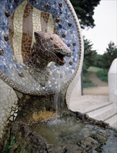 GAUDI ANTONI 1852-1926
MEDALLON CERAMICO CON EL ESCUDO DE CATALUÑA DEL QUE SURGE LA CABEZA DE UNA