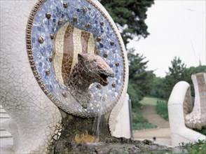 GAUDI ANTONI 1852-1926
MEDALLON CERAMICO CON EL ESCUDO DE CATALUÑA DEL QUE SURGE LA CABEZA DE UNA