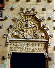 ESCUDO MALDONADO Y DINTEL DE LA PUERTA DE LA FACHADA PRINCIPAL - S XVI - DESPUES DE