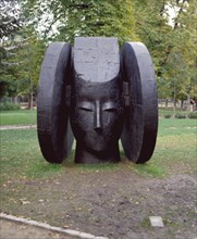 VALDES MANOLO 1942/-
LA DAMA - 2001 - BRONCE - FIGURA QUE EVOCA LA DAMA DE ELCHE
MADRID,