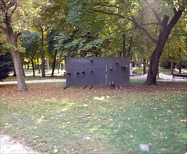 AGUILAR SERGI
NORD-SUD - 1991 -  ESCULTURA ESPAÑOLA CONTEMPORANEA EN EL RETIRO
MADRID,