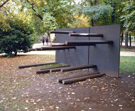 AGUILAR SERGI
NORD-SUD - 1991 -  ESCULTURA ESPAÑOLA CONTEMPORANEA EN EL RETIRO
MADRID,