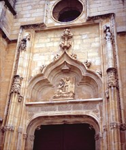 PORTADA PRINCIPAL - TIMPANO CON LA  VIRGEN IMPONIENDO LA CASULLA A SAN ILDEFONSO - S