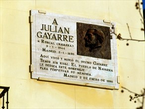 PLACA CONMEMORATIVA AL LUGAR DONDE VIVIO Y MURIO EL TENOR JULIAN GAYARRE
MADRID, PLAZA DE