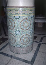 SALA DE LAS ABLUCIONES - DET DE UNA COLUMNA DECORADA CON ZELLIJ MOSAICO ALICATADO - S