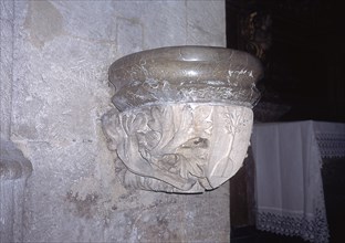 INTERIOR - PILA DE AGUA BENDITA CON DECORACION FLORAL
PALMA, IGLESIA DE SANTA