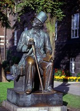 ESCULTURA EN BRONCE DE HANS CHRISTIAN ANDERSEN
COPENHAGUE, EXTERIOR
DINAMARCA

This image is