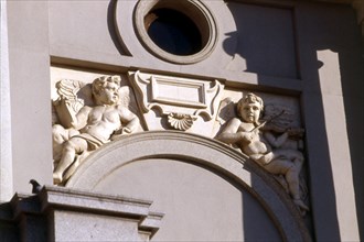 Gonzalez Velázquez, Angels on the cornice of the main façade