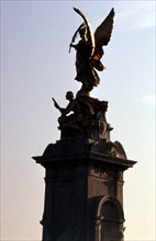 BROCK SIR THOMAS
VICTORIA MEMORIAL- 1911-MONUMENTO A LA REINA VICTORIA FRENTE AL PALACIO DE