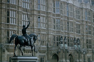 BARRY CHAR/PUGIN AUG
CASAS DEL PARLAMENTO-ESTATUA DE RICARDO CORAZON DE LEON REALIZADA POR