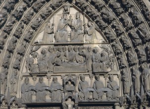 PORTICO DE LA VIRGEN 1210/20- detalle del timpano, que representa en los registros la dormicion y