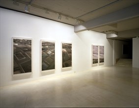 PEREJAUME 1957-
INTERIOR DE SALA DE EXPOSICIONES-PARA TOCAR EL MUNDO/PARA NO TOCAR EL