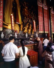 INTERIOR-PLANTA BAJA-OFRENDA A BUDA
SHANGHAI, TEMPLO BUDA DE JADE-YUFOSI
CHINA

This image is