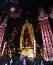 INTERIOR-PLANTA BAJA-OFRENDA A BUDA
SHANGHAI, TEMPLO BUDA DE JADE-YUFOSI
CHINA

This image is