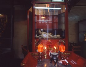 INTERIOR-BUDA YACENTE-ENTRADA AL NIRVANA
SHANGHAI, TEMPLO BUDA DE JADE-YUFOSI
CHINA

This image