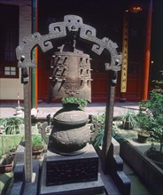 EXT-PATIO INTERIOR-DETALLE DE PEBETERO EN BRONCE
CANTON/GUANGZHOU, TEMPLO FAMILIA