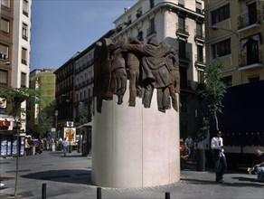 GENOVES JUAN 1930-
EL ABRAZO - 2003 - HOMENAJE A LOS ABOGADOS ASESINADOS EN ATOCHA 55 EL 24 DE