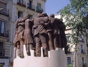 GENOVES JUAN 1930-
EL ABRAZO - 2003 - HOMENAJE A LOS ABOGADOS ASESINADOS EN ATOCHA 55 EL 24 DE