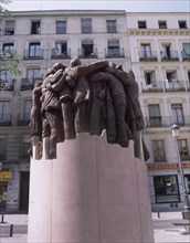 GENOVES JUAN 1930-
EL ABRAZO - 2003 - HOMENAJE A LOS ABOGADOS ASESINADOS EN ATOCHA 55 EL 24 DE