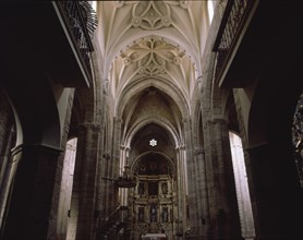 INTERIOR- NAVE CENTRAL DE LA IGLESIA DE SANTA MARIA DEL AZOGUE- BOVEDAS ESTRELLADAS- GOTICO