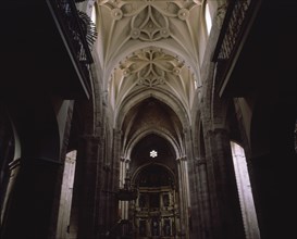 INTERIOR- NAVE CENTRAL DE LA IGLESIA DE SANTA MARIA DEL AZOGUE- BOVEDAS ESTRELLADAS- GOTICO