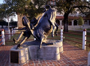 ESCULTURA DE VAQUERO CON GANADO
FORT WORTH-TEXAS, EXTERIOR
EEUU