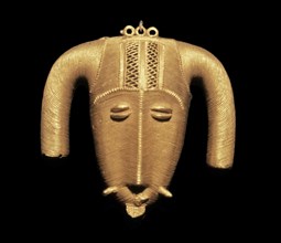 Pre-Columbian pectoral made of gold
Zoomorphic head