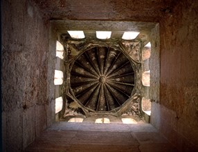 VISTA DE LA CUPULA GALLONADA EN LADRILLO-S XIV-LUGAR DE ENTERRAMIENTO DE REYES-ARQUITECTURA