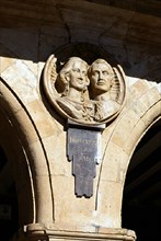 Médaillon sculpté des bustes de Juan Carlos et de Sophie