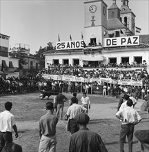 ENCIERRO EN ARGANDA DEL REY - NOVILLO EN LA PLAZA DEL PUEBLO - 1964 - ByN 41361
ARGANDA,