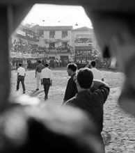 ENCIERRO EN ARGANDA DEL REY - MOZOS ESPERANDO AL NOVILLO EN LA PLAZA DEL PUEBLO - 1964 - ByN