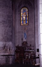 INTERIOR - VIDRIERA CON LA IMAGEN DE SAINT FRONT SOBRE LA ESTATUA DE LA INMACULADA