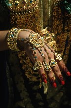 Jeune mariée arabe parée de précieux bijoux en or et en turquoise