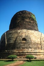 Ruines du Dhamekh Stupa à Sarnath, lieu du célèbre Sermon de Bouddha dans le Parc aux Cerfs