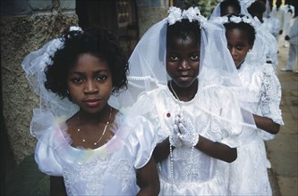 Jeunes filles le jour de leur permière communion, à la cathédrale St. Joseph de Banjul, en Gambie
