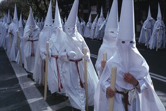 Procession de pénitents coiffés d'une capuche lors de la "Semana Santa" (la Semaine Sainte), dans une ville espagnole