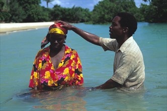 Un baptême par immersion dans l'Océan Indien au large de Zanzibar